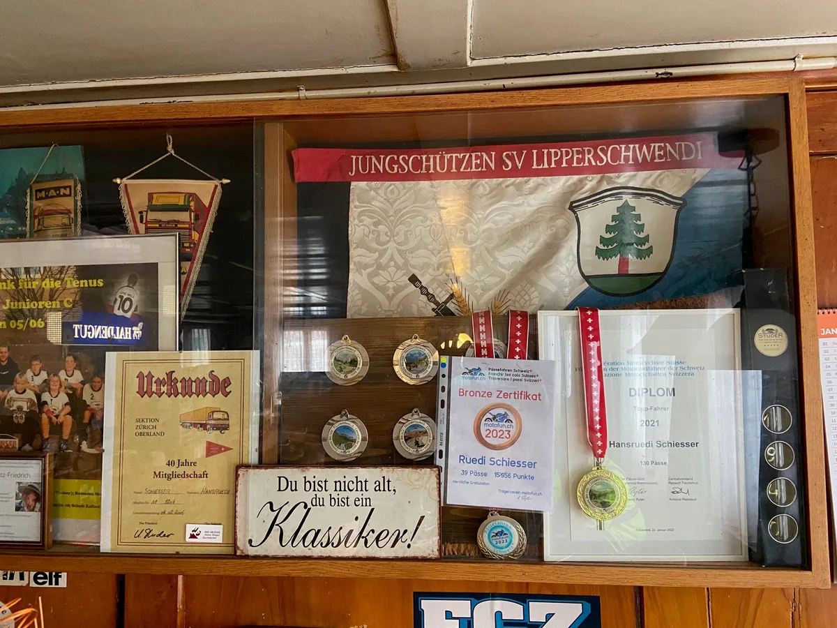 In einer Vitrine erzählen Urkunden und Medaillen Geschichten aus alten Zeiten.